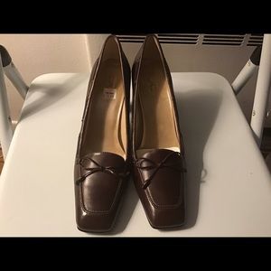 Beautiful Anne Klein women’s dress shoes.